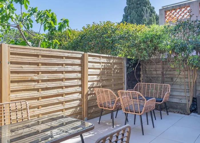 Avec Terrasse Et Piscine